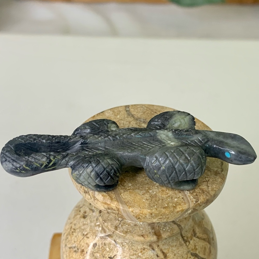 Authentic Zuni Picasso Marble Lizard Fetish Carving Nelson Yatsattie 2.5" Signed - Picture 13 of 16